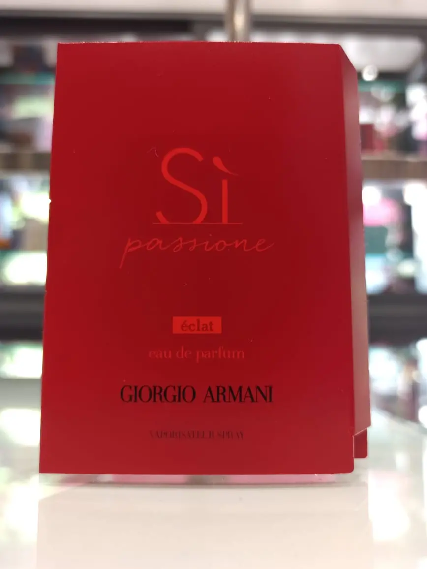 Giorgio Armani Échantillon parfum si giorgio armani passione éclat eau de parfum  - Parfum et cosmétiques authentiques en vente chez Choupinette para & parfumerie