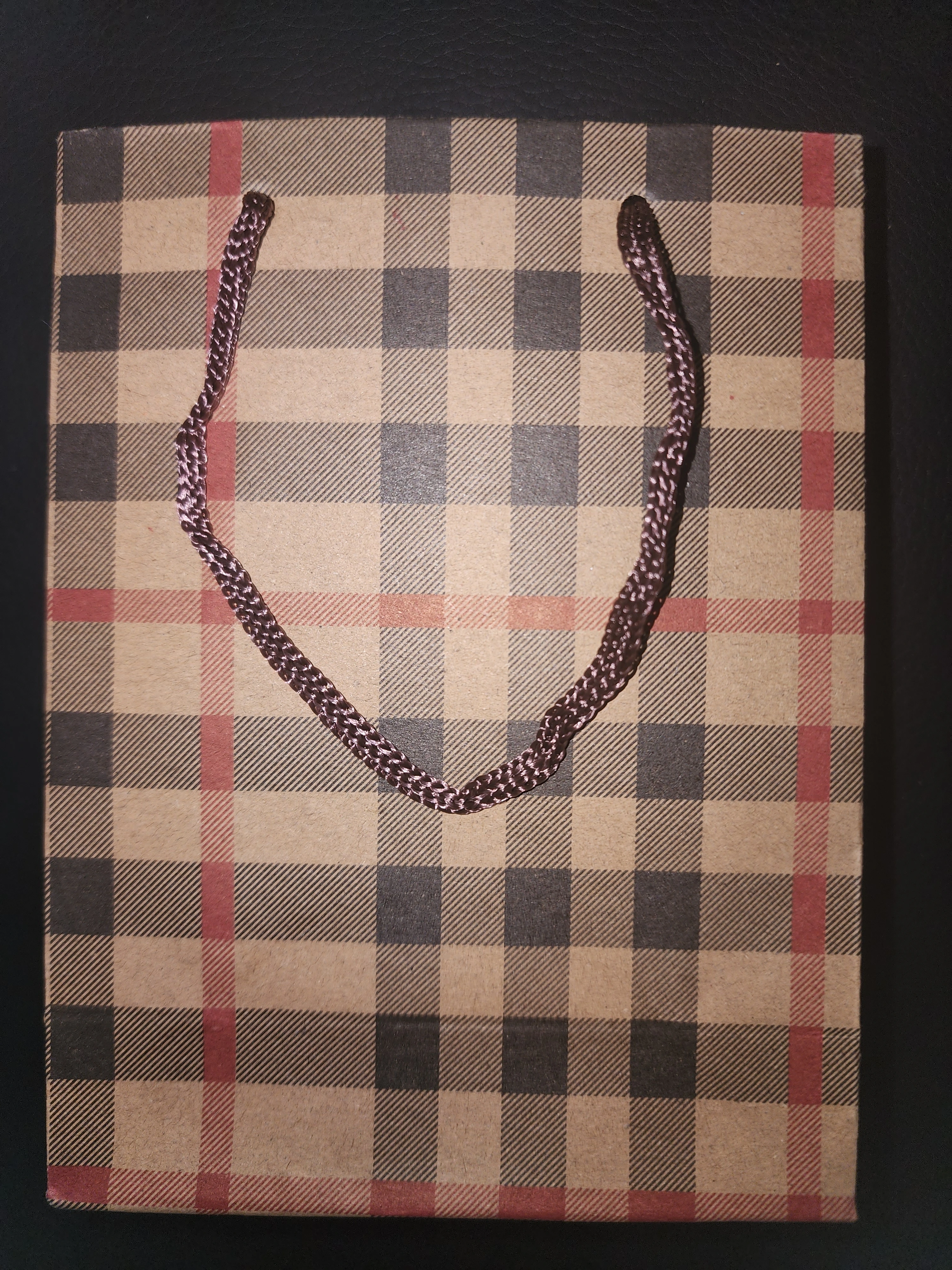   sachet cadeau petit 14/11cm motif burberry - Parfum et cosmétiques authentiques en vente chez Choupinette para & parfumerie