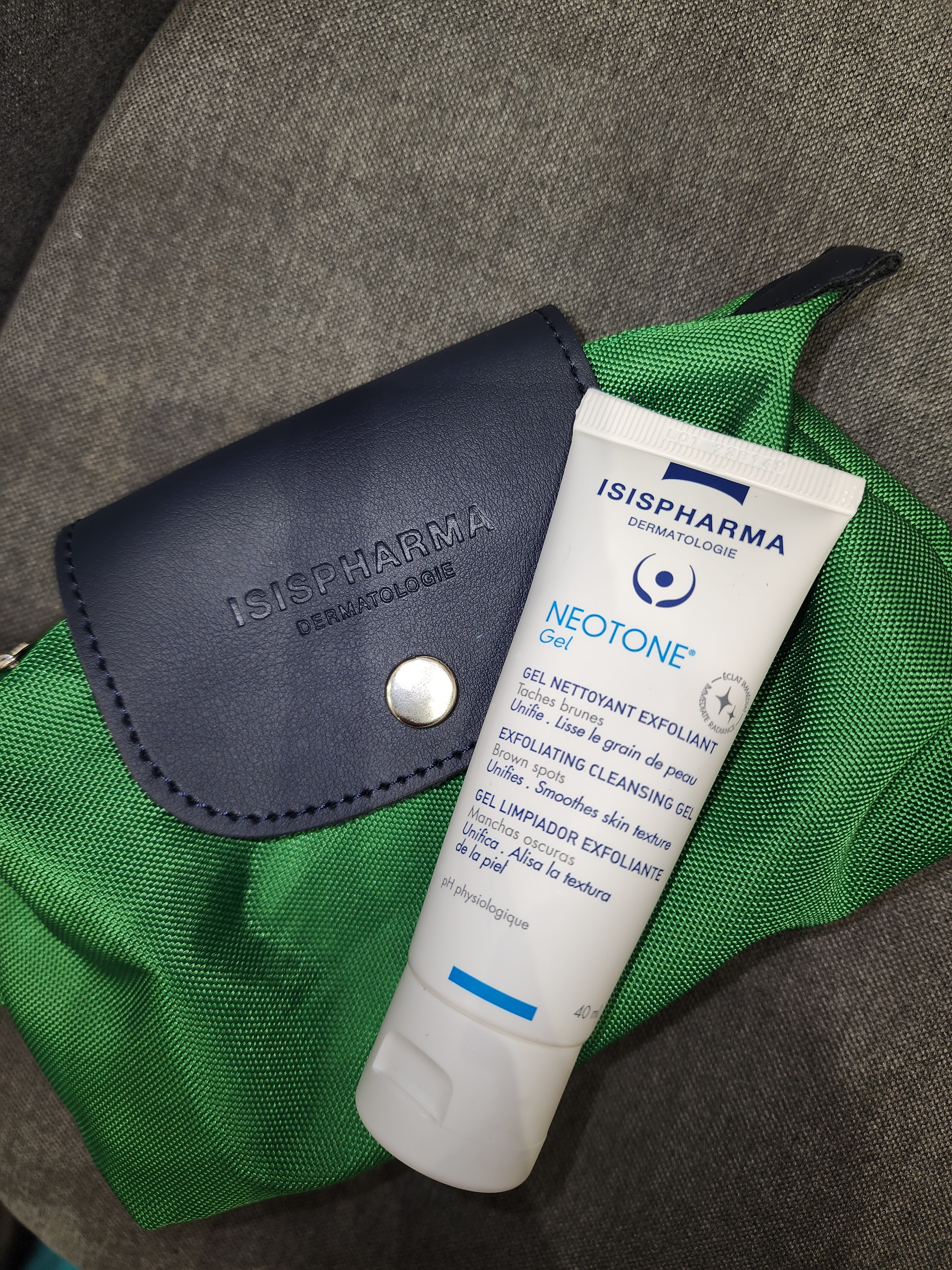 gel nettoyant exfoliant teen derm isipharma peaux mixtes à grasses 40ml + trousse offerte  - Isispharma | Parfumerie & Parafumerie en ligne