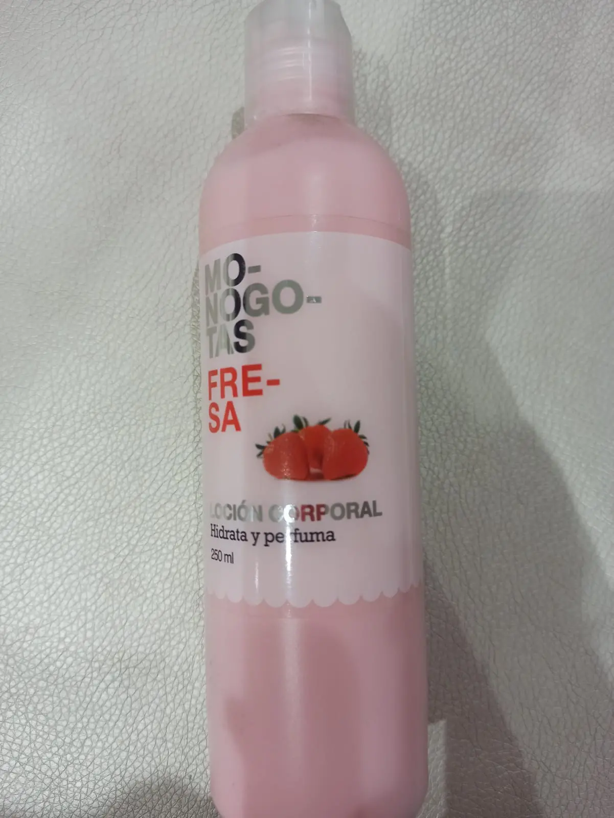 Monogotas Monogotas lotion corporelle fraise 250ml - Parfum et cosmétiques authentiques en vente chez Choupinette para & parfumerie